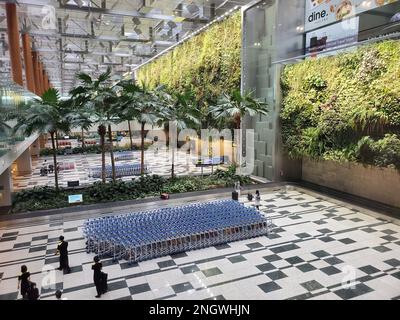 Aéroport de Changi, Singapour - 18 février 2023 - vue sur le terminal de l'aéroport avec le mur vert de l'usine Banque D'Images
