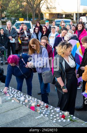 Bournemouth, Dorset, Royaume-Uni. 19th février 2023. Une veillée aux chandelles a lieu à Bournemouth pour l'adolescent trans Brianna Ghey, qui a été trouvé assassiné à Cheshire sur 11 février à l'âge de 16 ans. La veillée aux chandelles, organisée par deux organisations LGBTQ de Bournemouth, l'Eglise communautaire inclusive et Bourne Free, à la mémoire de Brianna Ghey, une adolescente transgenre qui a été poignardée à mort. Crédit : Carolyn Jenkins/Alay Live News Banque D'Images