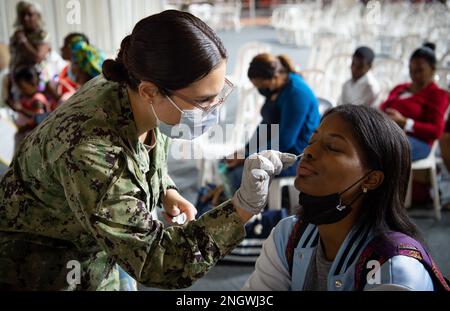 SAINT-DOMINGUE, République dominicaine (28 novembre 2022) l'Hospitalman Gabriela Sotofigueroa, de San Juan, Porto Rico et affecté au navire de l'hôpital USNS Comfort (T-AH 20), effectue un dépistage COVID-19 sur le site médical pendant la promesse continue. Continuing Promise 2022 est une mission d'assistance humanitaire et de bonne volonté qui mène des soins médicaux directs, des soins vétérinaires expéditionnaires et des échanges d'experts en la matière avec cinq pays partenaires des Caraïbes, d'Amérique centrale et d'Amérique du Sud. Banque D'Images