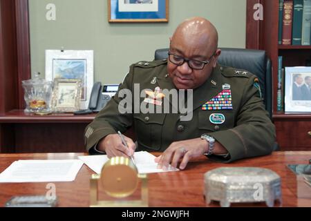 Général de division Isaac Johnson, Jr., commandant général, États-Unis Le Commandement des affaires civiles et des opérations psychologiques de l'armée (Airborne) signe le protocole d'entente qui assure la conclusion d'un partenariat entre le Baker Institute for public Policy de l'université de Rice et l'USACAPOC(A), au bureau de l'ancien secrétaire d'État des États-Unis et chef d'état-major de la Maison Blanche James Baker, III, au Baker Institute, Houston, Texas, sur 28 novembre 2022. Le protocole d'entente vise à offrir des possibilités de formation supplémentaires aux États-Unis Spécialistes du gouvernement militaire de la Réserve de l’Armée de terre (38G). Banque D'Images