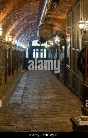 Découvrez les vitrines des salons de thé Betty's Tea Rooms de Harrogate, qui proposent des œufs de Pâques de différentes tailles avec des décorations florales, dans le North Yorkshire, en Angleterre. Banque D'Images