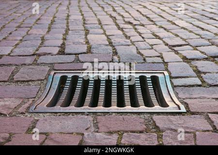 grille de rue pour l'évacuation des eaux de pluie dans la ville de Kaysersberg France Banque D'Images