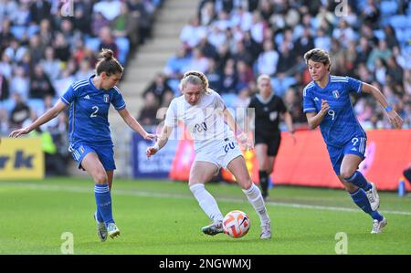 Coventry, Royaume-Uni. 19th févr. 2023. Valentina Bergamaschi (2) d'Italie, Katie Robinson (20) d'Angleterre et Valentina Giacinti (9) d'Italie, photographiées lors d'un match de football féminin entre les équipes nationales de football féminin d'Angleterre, appelées les Lionesses, Et l'Italie, appelée l'Azzurre, sur leur deuxième match dans la coupe Arnold Clark 2023, dimanche 19 février 2023 à Coventry, ANGLETERRE . PHOTO SPORTPIX | Credit: David Catry/Alay Live News Banque D'Images