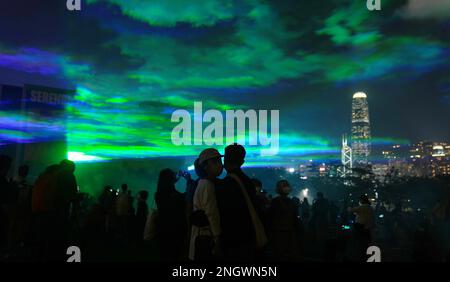 Une grande installation d'art en plein air Borealis par l'artiste suisse Dan Acher, présente au quartier culturel de West Kowloon pendant trois semaines consécutives (du 13 février au 5 mars 2023), imitant la merveille naturelle des lumières du nord dans le ciel nocturne de Hong Kong. Borealis est présenté dans le cadre de SerendiCity, un festival d'arts médiatiques présentant de nouvelles perspectives sur l'art, les environnements urbains, les personnes et la technologie. 13FEB23 SCMP / Sam Tsang Banque D'Images