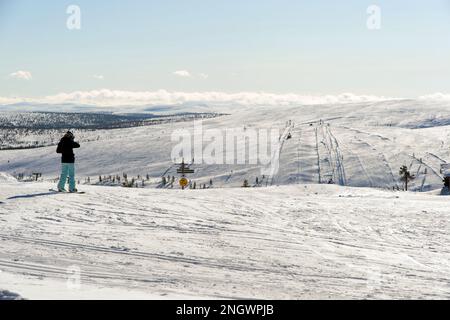 Femme méconnue vue de son dos sur les pistes de ski de Saariselka. Laponie Banque D'Images