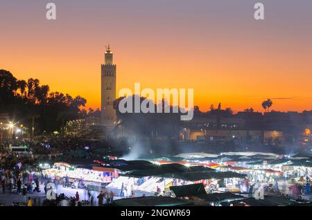 jemaa el Fna au coucher du soleil. La nuit vient et la vie de la ville commence dans le marché. Banque D'Images