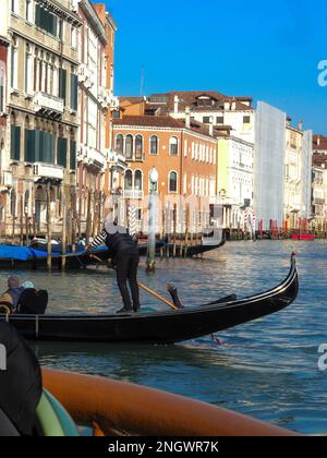 Venise, Italie - 13th février 2023 gondolier vénitien équitation aviron télécabine avec toursit comme carnaval saison chargée Banque D'Images