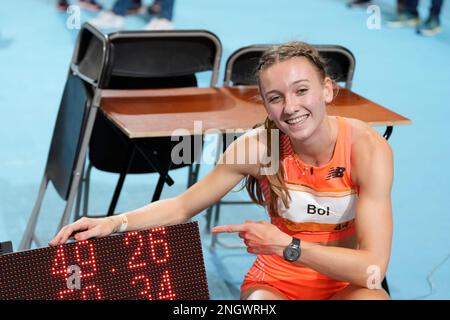 APELDOORN, PAYS-BAS - FÉVRIER 19 : Femke bol célébrant son record du monde lors des championnats hollandais d'athlétisme en salle 2023 à Omnisport sur 19 février 2023 à Apeldoorn, pays-Bas (photo de Patrick Goosen/Orange Pictures) Banque D'Images