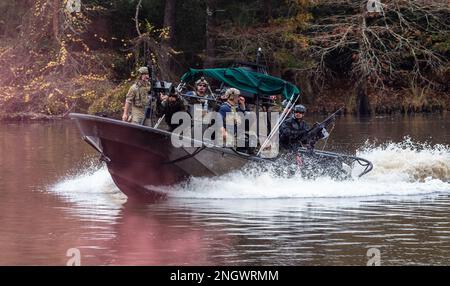 École navale d'instruction et de formation technique pour petits bateaux (NAVSCIATTS) des étudiants internationaux de Colombie participent aux techniques d'insertion et d'extraction sur la rivière des perles, près du Centre spatial John C. Stennis, dans le sud du Mississippi, en 30 novembre 2022. Le cours de huit semaines Patrol Craft Officer Riverine (PCOR) est conçu pour fournir aux étudiants internationaux la formation spécialisée nécessaire pour planifier efficacement et exécuter en toute sécurité des actions de patrouille dans un environnement fluvial. NAVSCIATTS forme et éduque des forces d'opérations spéciales étrangères, des forces similaires à la SOF et la SOF permet un Banque D'Images