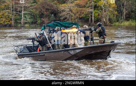 École navale d'instruction et de formation technique pour petits bateaux (NAVSCIATTS) des étudiants internationaux de Colombie participent aux techniques d'insertion et d'extraction sur la rivière des perles, près du Centre spatial John C. Stennis, dans le sud du Mississippi, en 30 novembre 2022. Le cours de huit semaines Patrol Craft Officer Riverine (PCOR) est conçu pour fournir aux étudiants internationaux la formation spécialisée nécessaire pour planifier efficacement et exécuter en toute sécurité des actions de patrouille dans un environnement fluvial. NAVSCIATTS forme et éduque des forces d'opérations spéciales étrangères, des forces similaires à la SOF et la SOF permet un Banque D'Images