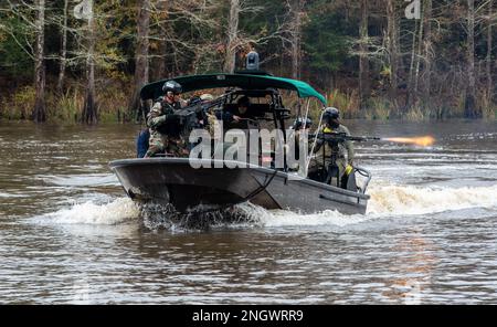 École navale d'instruction et de formation technique pour petits bateaux (NAVSCIATTS) des étudiants internationaux de Colombie participent aux techniques d'insertion et d'extraction sur la rivière des perles, près du Centre spatial John C. Stennis, dans le sud du Mississippi, en 30 novembre 2022. Le cours de huit semaines Patrol Craft Officer Riverine (PCOR) est conçu pour fournir aux étudiants internationaux la formation spécialisée nécessaire pour planifier efficacement et exécuter en toute sécurité des actions de patrouille dans un environnement fluvial. NAVSCIATTS forme et éduque des forces d'opérations spéciales étrangères, des forces similaires à la SOF et la SOF permet un Banque D'Images