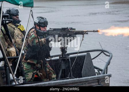 École navale d'instruction et de formation technique pour petits bateaux (NAVSCIATTS) des étudiants internationaux de Colombie participent aux techniques d'insertion et d'extraction sur la rivière des perles, près du Centre spatial John C. Stennis, dans le sud du Mississippi, en 30 novembre 2022. Le cours de huit semaines Patrol Craft Officer Riverine (PCOR) est conçu pour fournir aux étudiants internationaux la formation spécialisée nécessaire pour planifier efficacement et exécuter en toute sécurité des actions de patrouille dans un environnement fluvial. NAVSCIATTS forme et éduque des forces d'opérations spéciales étrangères, des forces similaires à la SOF et la SOF permet un Banque D'Images