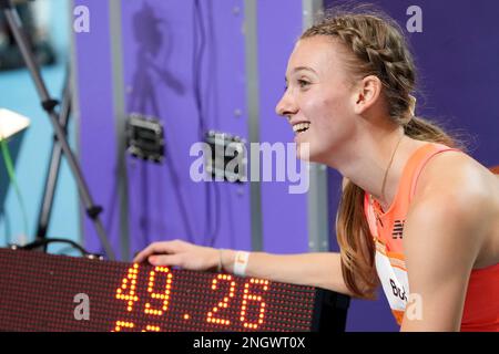 APELDOORN, PAYS-BAS - FÉVRIER 19 : Femke bol célébrant son record du monde lors des championnats hollandais d'athlétisme en salle 2023 à Omnisport sur 19 février 2023 à Apeldoorn, pays-Bas (photo de Patrick Goosen/Orange Pictures) Banque D'Images