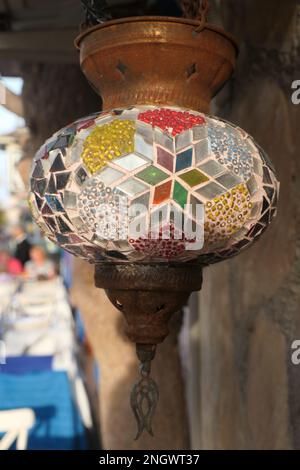 Lanterne traditionnelle turque multicolore dans le centre historique de la ville d'Antalya Banque D'Images