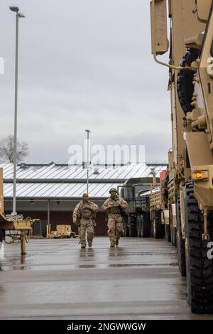 Les soldats affectés au 46th Bataillon de soutien de l'aviation, 16th Brigade de l'aviation de combat, donnent des directives à un membre de la partie de cantonnement pendant la journée d'ouverture de l'exercice Bellator Focus 2022 à la base interarmées Lewis-McChord, Washington, le 29 novembre 2022. L'exercice Bellator Focus est l'exercice annuel d'entraînement sur le terrain (FTX) du bataillon conçu pour accroître la compétence dans leurs tâches essentielles de mission et les compétences de base du soldat. Banque D'Images