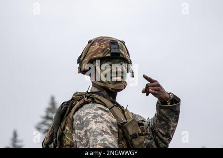 Un soldat affecté au 46th Bataillon de soutien de l'aviation, 16th Brigade de l'aviation de combat, sourit lors de la journée d'ouverture de l'exercice Bellator Focus 2022 à la base interarmées Lewis-McChord, Washington, le 29 novembre 2022. L'exercice Bellator Focus est l'exercice annuel d'entraînement sur le terrain (FTX) du bataillon conçu pour accroître la compétence dans leurs tâches essentielles de mission et les compétences de base du soldat. Banque D'Images