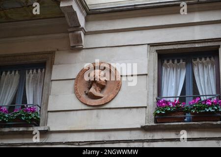 Portrait sculptural de Bernardino Galeari à l'intérieur du médaillon architectural mural sur le mur d'une ancienne maison à Milan, en Italie du Nord. Banque D'Images