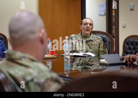 Le Sgt. Principal Shiona Meyer, gestionnaire en chef de la gestion financière et contrôleur de l'USAFE-AFARICA, assiste à un briefing de mission du 39th e Escadron de contrôleur sur la base aérienne d'Incirlik, Turquie, le 29 novembre 2022. Meyer et le colonel Scott Thompson, au centre, directeur de la gestion financière et du contrôleur des forces aériennes des États-Unis en Europe et de l'Air Force Africa, ont visité l'escadre de la base aérienne 39th et ses équipes financières d'unités géographiquement séparées pour observer leurs capacités et leurs ressources ainsi que les défis uniques auxquels elles sont confrontées. Grâce à ces connaissances, USAFE-AFAFFRICA FM peut fournir des conseils et un soutien à h Banque D'Images