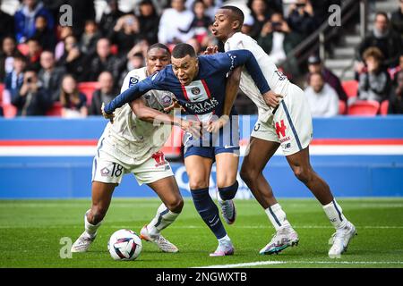 19 février 2023, Paris, France : KYLIAN MBAPPE de Paris St Germaine (au centre) est pris en sandwich par les coéquipiers de l'OSC de Lille BAFODE DIAKITE et TIAGO DJALO de Lille lors de l'action de la Ligue française 1 au stade du Parc des Princes. (Credit image: © Matthieu Mirville/ZUMA Press Wire) USAGE ÉDITORIAL SEULEMENT! Non destiné À un usage commercial ! Banque D'Images