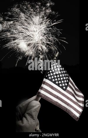 Quatrième de juillet avec feux d'artifice et drapeau américain. Banque D'Images