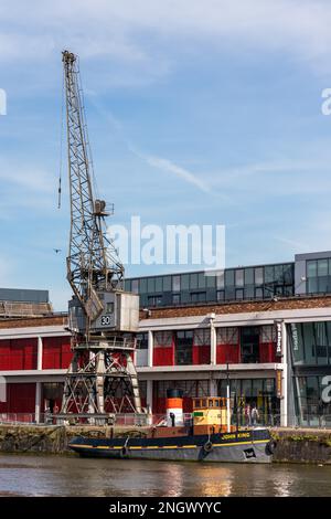 BRISTOL, Royaume-Uni - Mai 13 : Vue d'une grue électrique par la rivière Avon à Bristol le 13 mai 2019. Quatre personnes non identifiées Banque D'Images