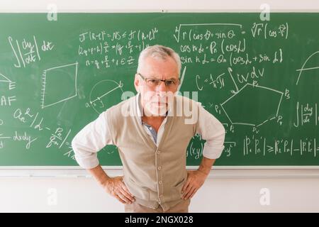 appareil photo de la salle de conférence d'un professeur sérieux et âgé Banque D'Images