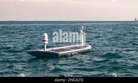 221129-A-RY768-1003 GOLFE PERSIQUE (29 novembre 2022) Un navire de surface sans pilote SeaTrac SP-48 opère dans le Golfe persique, en novembre 29, pendant Digital Horizon 2022. L’événement d’intégration de l’intelligence artificielle et sans pilote de trois semaines implique l’utilisation de nouvelles plateformes dans la région pour la première fois. Bahreïn, Horizon numérique, NAVCENT, 5e flotte américaine, sans pilote, Banque D'Images