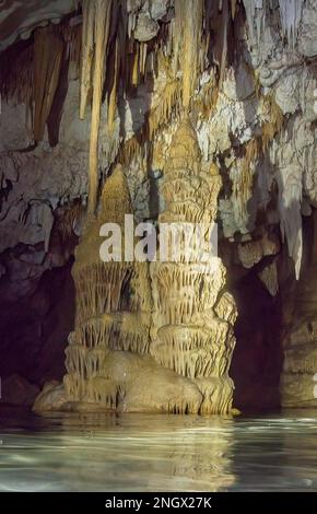 Les formations calcaires de roche karstique au-dessus des stalagtites au-dessous des stalagmites poussent ensemble dans la grotte des Pirates Cave, Majorque, Iles Baléares, Espagne Banque D'Images