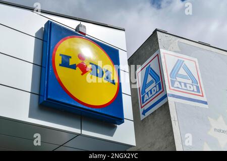 Aldi Markt et Lidl Markt, Kreuzbergstrasse, Kreuzberg, Berlin, Allemagne Banque D'Images