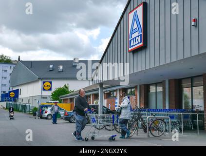 Aldi Markt et Lidl Markt, Kreuzbergstrasse, Kreuzberg, Berlin, Allemagne Banque D'Images