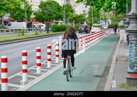 Nouvelle piste cyclable verte, Hasenheide, Kreuzberg, Berlin, Allemagne Banque D'Images