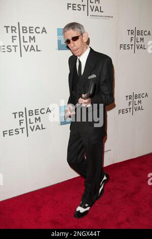 **PHOTO DE FICHIER** Richard Belzer s'est envenimé. NEW YORK, NY - 17 AVRIL : Richard Belzer participe à la première soirée d'ouverture de 'Mistaken for Strangers' lors du festival du film Tribeca 2013 sur 17 avril 2013 à New York. Crédit : Corredor99/MediaPunch Banque D'Images