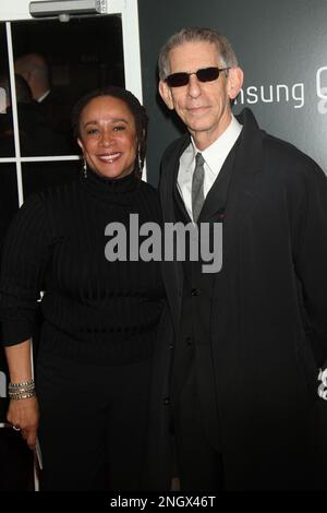 **PHOTO DE FICHIER** Richard Belzer s'est envenimé. NEW YORK, NY - DÉCEMBRE 11: S. Epatha Merkerson et Richard Belzer à la projection de 'Django Unchained' au théâtre Ziegfeld sur 11 décembre 2012 à New York. Crédit: RW/MediaPunch Banque D'Images