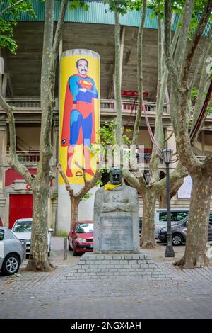 Ernest Hemingway sculpture à Pampelune en face de l'anneau de taureau 2022 les premières Sanfermines après COVID-19 et le 100 ans anniversaire Banque D'Images