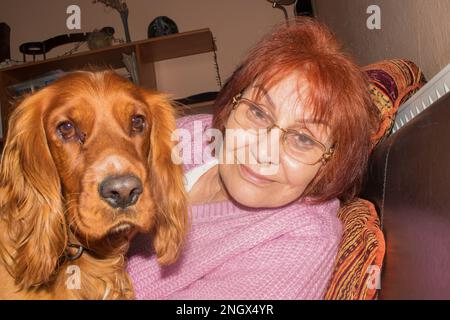 une femme âgée de 73 ans et son chien d'épagneul cocker se regardant à distance avec amour. Banque D'Images