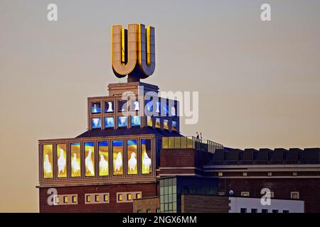 Dortmunder U, photos volantes par Adolf Winkelmann avec des colombes de paix et le drapeau de l'Ukraine, Dortmund, Allemagne Banque D'Images