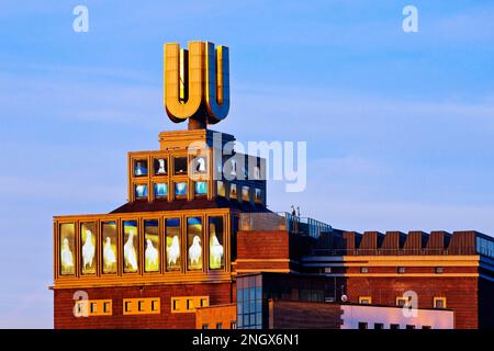 Dortmunder U, photos volantes par Adolf Winkelmann avec des colombes de paix et le drapeau de l'Ukraine, Dortmund, Allemagne Banque D'Images