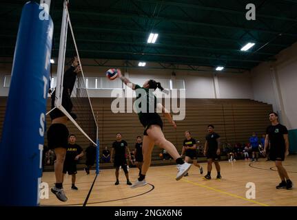 Le sergent d'état-major Alyssa Sarandos, un crewman armure de char de M1Abrams affecté au bataillon 3rd, 69th Armour Regiment, 1st Armored Brigade combat Team, 3rd Infantry Division, fait un volleyball pendant la semaine de la Marne à fort Stewart, Géorgie, le 30 novembre 2022. Le tournoi de volley-ball est l’un des nombreux événements de compétition qui ont lieu pendant la semaine de la Marne, une semaine de célébration de l’anniversaire de la division d’infanterie 3rd. Banque D'Images