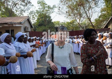 Vendredi 3 février 2023 : Juba Sud Soudan. L'archevêque de CanterburyÕs épouse, Caroline Welby avec l'Union des mères du Sud Soudan. Pèlerinage de paix. Modérateur de l'Église d'Écosse le Dr Iain Greenshields est à Juba, au Soudan du Sud, en pèlerinage de paix avec le Pape et l'archevêque de Canterbury le Rév Justin Welby. Banque D'Images