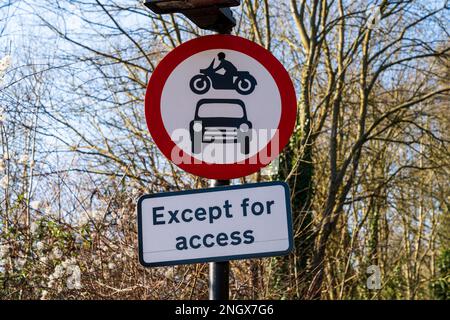 Panneau de signalisation du Royaume-Uni indiquant l'absence de véhicules à moteur sur un cercle d'avertissement rouge et blanc Banque D'Images