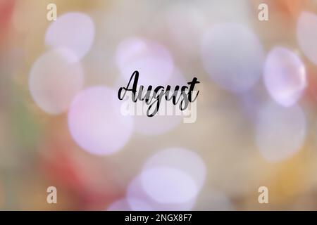 Un arrière-plan flou et coloré avec le nom « août » écrit en anglais. Banque D'Images
