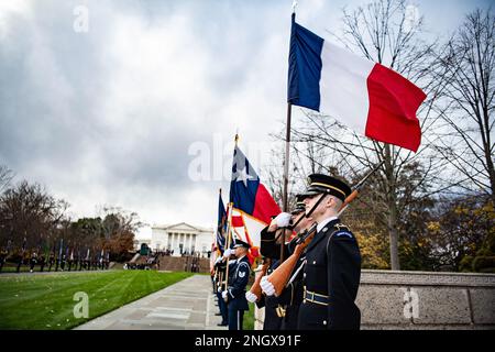 Une protection de couleur des 3D Etats-Unis Le régiment d'infanterie (la vieille garde) porte le drapeau français lors d'une cérémonie de dépôt de serment des Forces armées, avec distinction totale, à la tombe du soldat inconnu du cimetière national d'Arlington, Arlington, Virginie, le 30 novembre 2022. La couronne a été déposée par le président français Emmanuel Macron. Banque D'Images