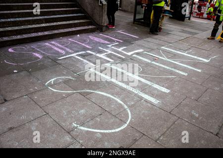 Soutenir la grève écrite sur la chaussée avec de la craie devant le bâtiment UCL 26 Bedford Way pendant l'action industrielle de l'UCU à Londres, en Angleterre Banque D'Images