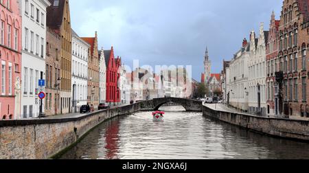 Vue sur la place Jan Van Eyck et le canal Spiegelrei par une journée nuageux à Bruges, en Belgique Banque D'Images