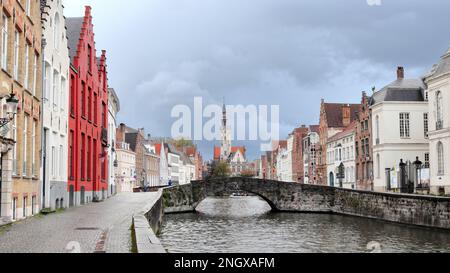 Vue sur la place Jan Van Eyck et le canal Spiegelrei par une journée nuageux à Bruges, en Belgique Banque D'Images