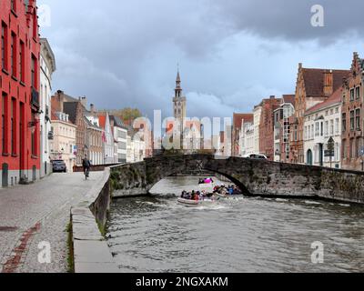 Vue sur la place Jan Van Eyck et le canal Spiegelrei par une journée nuageux à Bruges, en Belgique Banque D'Images