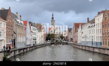 Vue sur la place Jan Van Eyck et le canal Spiegelrei par une journée nuageux à Bruges, en Belgique Banque D'Images