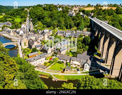 Vue impressionnante sur le port de Dinan avec pont gothique et viaduc sur la Rance, département des Côtes d'Armor, Bretagne, France Banque D'Images