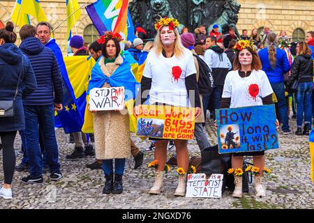 Manifestation de protestation contre la guerre contre l'invasion russe de l'Ukraine avec des symboles ukrainiens sur la place centrale de Munich, Allemagne, 12 novembre 2022 Banque D'Images