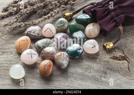 Ensemble de pierres Rune plus ancien en pierres précieuses naturelles sur fond en bois Banque D'Images